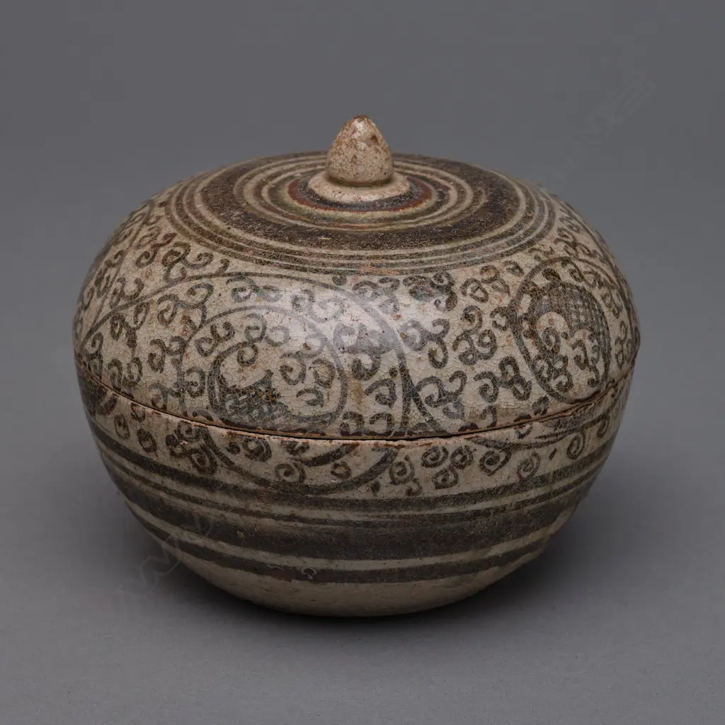 A Sawankhalok stoneware covered box, Image 1++